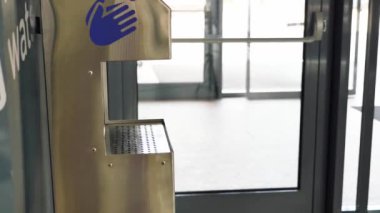 Alışveriş merkezinde temas edilmeyen bir dezenfektan var..