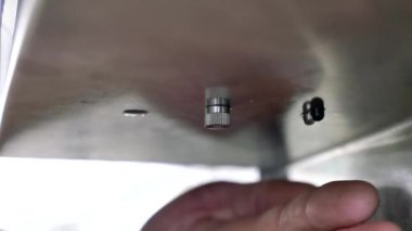 Bir adam ellerini temassız dezenfektanla tedavi eder. Bir insanın ellerinde antiseptik serpintiler..