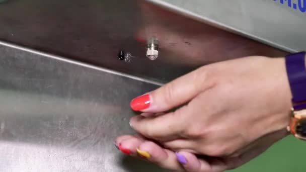 一个女人用防腐剂处理她的手 女人的手使用非接触式消毒剂 — 图库视频影像