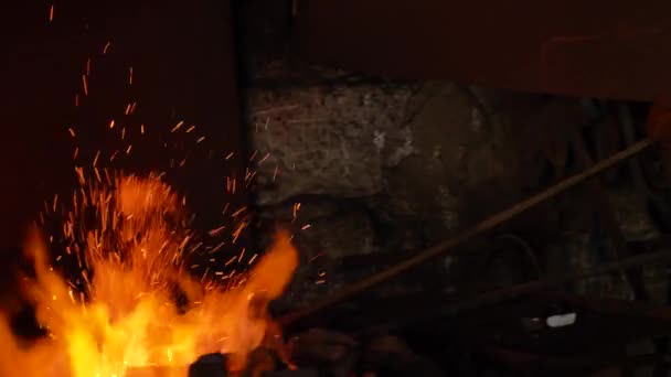 Fuego Ardiente Herrero Prepara Fuego Para Trabajo — Vídeo de stock