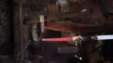 Metal dövmesi, metal işleme. Sıcak metal.