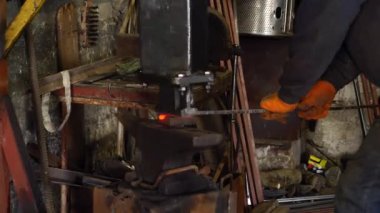 Metal dövmesi, metal işleme. Sıcak metal.