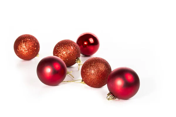 Carte Noël Avec Boules Noël Rouges Isolées Sur Fond Blanc — Photo