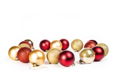 Kırmızı ve altın renkli noel kartları beyaz arka planda izole edilmiş.