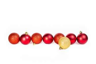 Beyaz arka planda kırmızı noel topları olan noel kartı