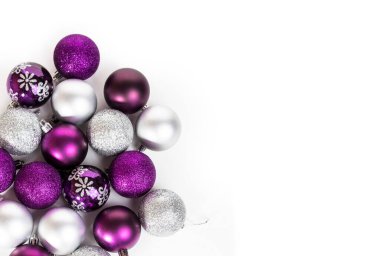 menekşe ve gümüş Noel balolarının arka planı.