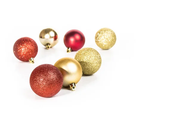 Weihnachtskarte Mit Roten Und Goldenen Weihnachtskugeln Isoliert Auf Weißem Hintergrund — Stockfoto