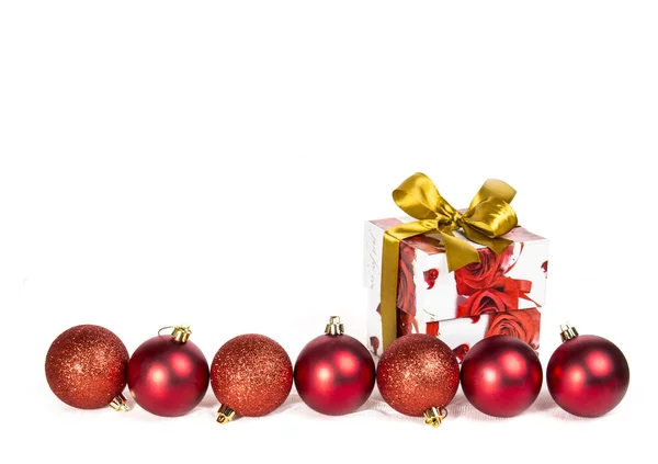 Χριστουγεννιάτικη Κάρτα Κόκκινες Μπάλες Και Κουτί Δώρου Που Απομονώνονται Λευκό — Φωτογραφία Αρχείου