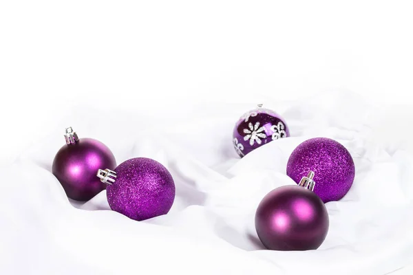 Weihnachtskarte Mit Violetten Weihnachtskugeln Auf Weißem Hintergrund — Stockfoto