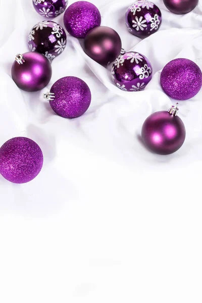 Biglietto Natale Con Palline Natale Viola Sfondo Bianco — Foto Stock