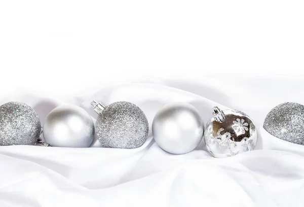 Tarjeta Navidad Con Bolas Navidad Plata Sobre Fondo Blanco — Foto de Stock