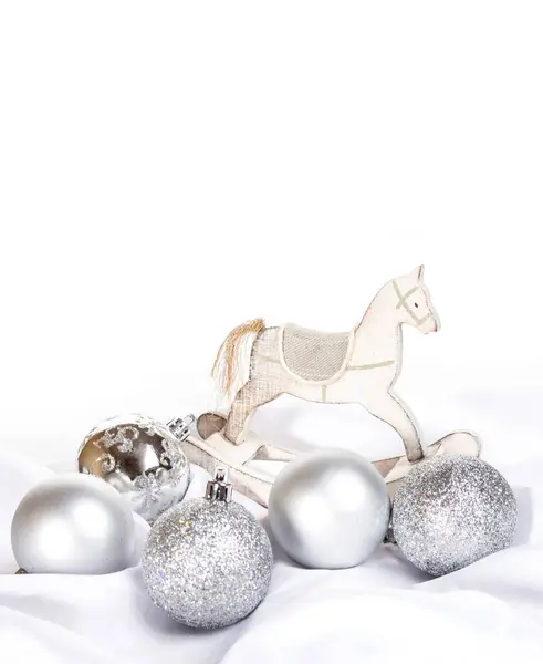 Weihnachtskarte Mit Silbernen Weihnachtskugeln Isoliert Auf Weißem Hintergrund — Stockfoto