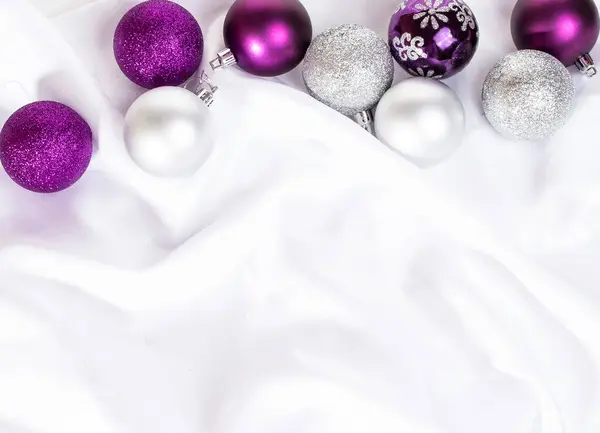 Tarjeta Navidad Con Bolas Navidad Violeta Plata Sobre Fondo Blanco — Foto de Stock