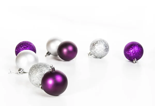 Jul Kort Med Violett Och Silver Jul Bollar Isolerad Vit — Stockfoto
