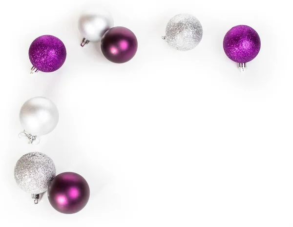 Tarjeta Navidad Con Bolas Navidad Violeta Plata Aisladas Sobre Fondo — Foto de Stock