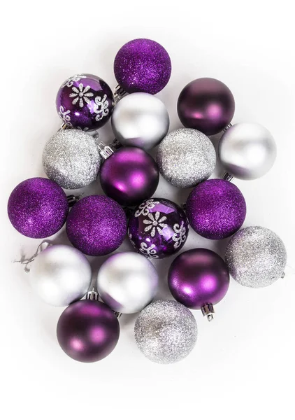 Achtergrond Van Violette Zilveren Kerstballen — Stockfoto