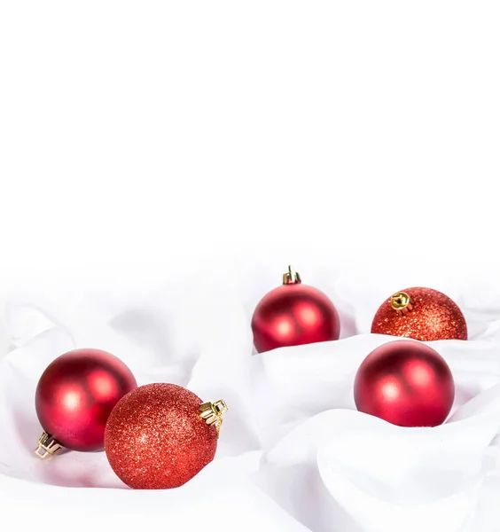 Beyaz Arka Planda Kırmızı Noel Topları Olan Noel Kartı Stok Resim