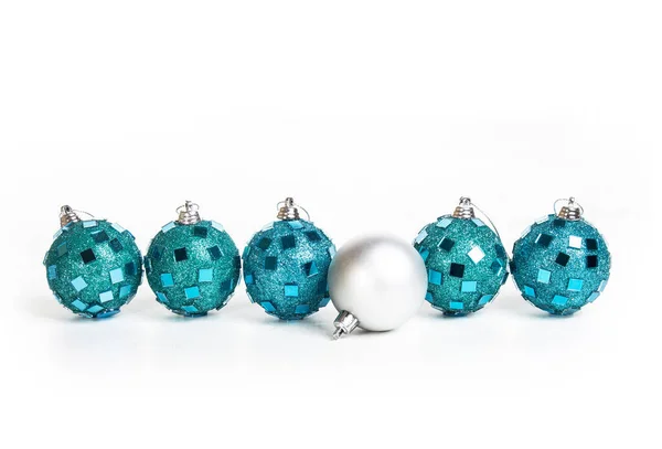 Kerstkaart Met Zilveren Blauwe Kerstballen Geïsoleerd Witte Achtergrond Stockfoto