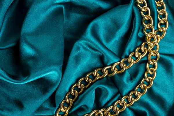Turquoise Golvende Zijde Textuur Met Frame Van Ketting Achtergrond — Stockfoto