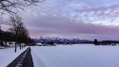 Ağır kar ve dağ manzaralı