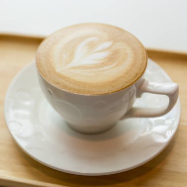 Sıcak kahve geç sanat cam wood.selective odak üzerinde