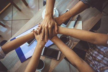 Takım çalışması ve ortak alan kafede çalışan çalışma işbirliği kavramı elleri vardı