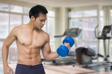 Asya adam spor salonunda halter kaldırma