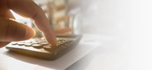 Close Mão Humana Estão Usando Calculadora Para Trabalho Negócios Finanças — Fotografia de Stock