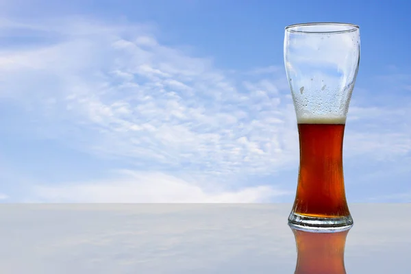 Copo Cerveja Mesa Vidro Fundo Céu Brilhante Verão — Fotografia de Stock