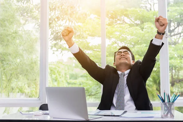 Mutlu başarılı işadamı notebook.business teknoloji öğe ve e-ticaret kavramı içinde başarı ile memnun.