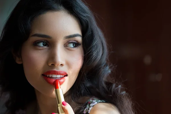 Hermosa Mujer Joven Pintando Labios Con Lápiz Labial Rojo Fondos — Foto de Stock