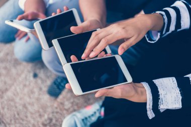 bir grup insan akıllı telefon için online alışveriş veya e-ticaret kavramı kullanma