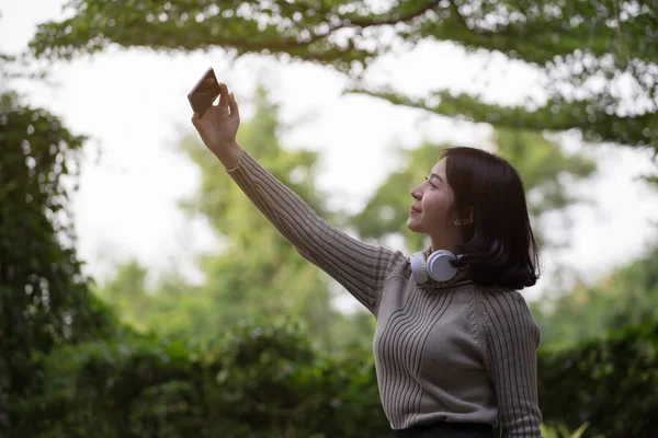 Feliz Asiático Niñas Están Tomando Fotos Con Teléfono Inteligente Parque —  Fotos de Stock