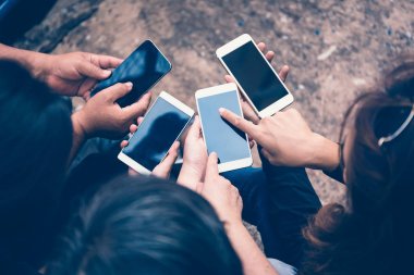 Online alışveriş için akıllı telefon kullanan kişi grubu veya ecommer