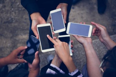 Akıllı telefon kullanan kişiler grup 
