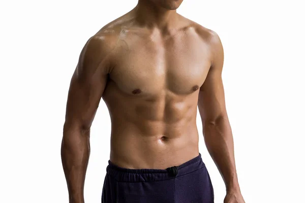 Homem fitness mostrando seis pack isolado em fundo branco. — Fotografia de Stock
