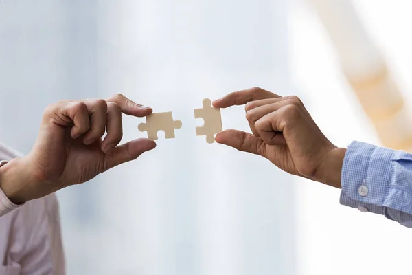 Geschäftsleute Hände verbinden Puzzle.Business Teamwork Konzept — Stockfoto