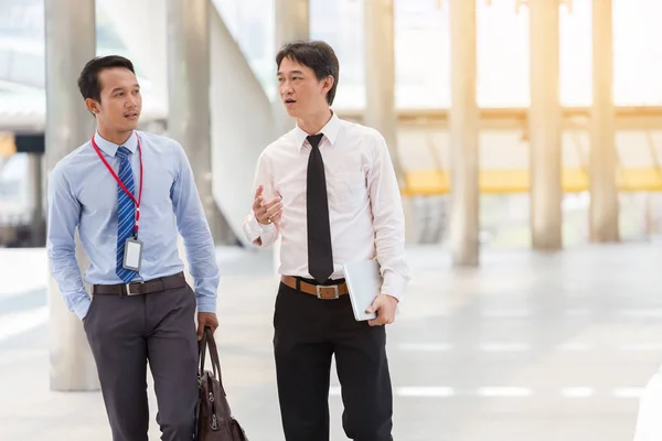 Dos Hombres Negocios Paseando Hablando Ciudad Fotos de stock