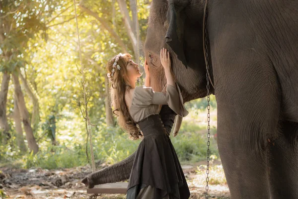 Hermosa mujer asiática y elefante en la naturaleza Fotos de stock