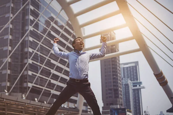 Un hombre de negocios feliz de Asia saltando Fotos de stock libres de derechos