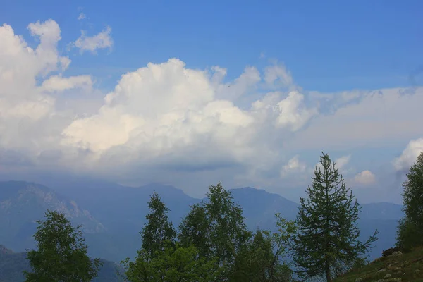 山上有树木和云朵的全景 — 图库照片