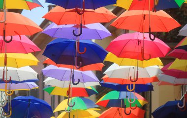 bir arka plan ile renkli şemsiyeler