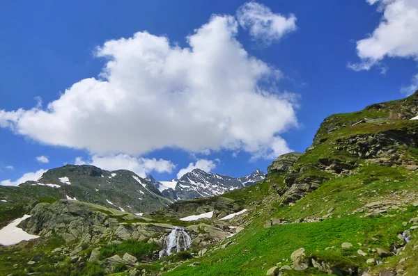 Панорама Гор Лугами Водопадами — стоковое фото