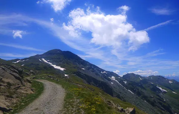 Een Bergpad Tegenover Een Berglandschap — Stockfoto