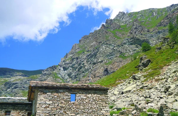 Algunas Casas Construidas Con Piedras Frente Las Montañas —  Fotos de Stock