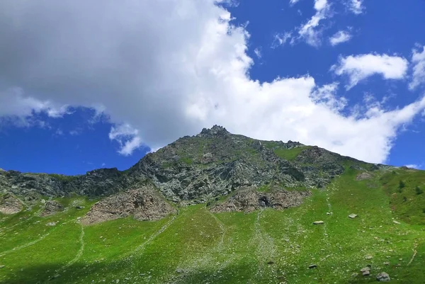 Panorama Montanha Com Nuvens Prados Verão — Fotografia de Stock