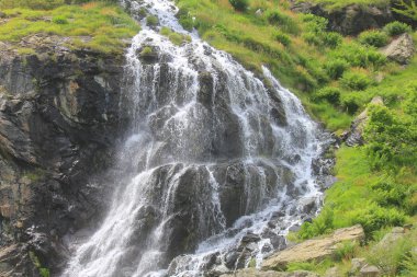Yaz aylarında dağ bir şelale