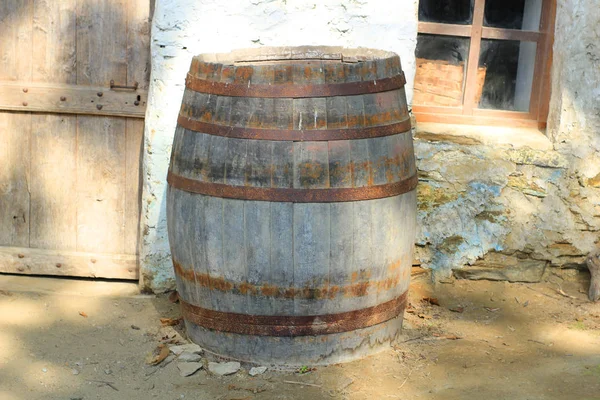 古代の木製の樽 — ストック写真
