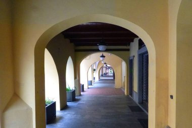 İtalya bir sokakta bir arcade