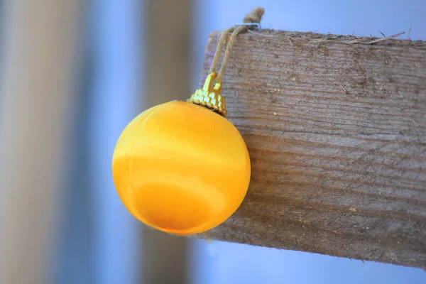 木头上的黄色圣诞球 — 图库照片